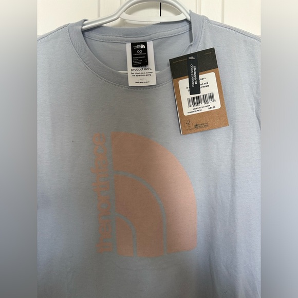 North face t shirt. Never been worn tags still attached - Picture 2 of 2